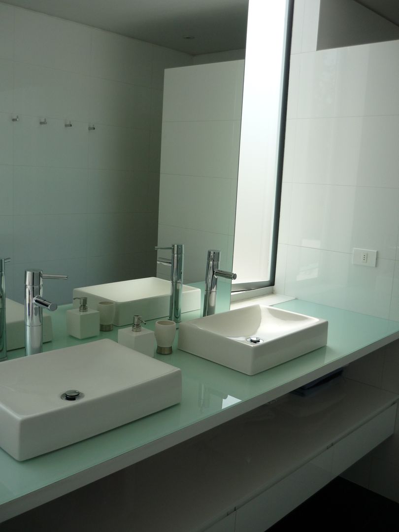 Casa Infanti , Claudia Tidy Arquitectura Claudia Tidy Arquitectura Minimalist style bathroom Ceramic