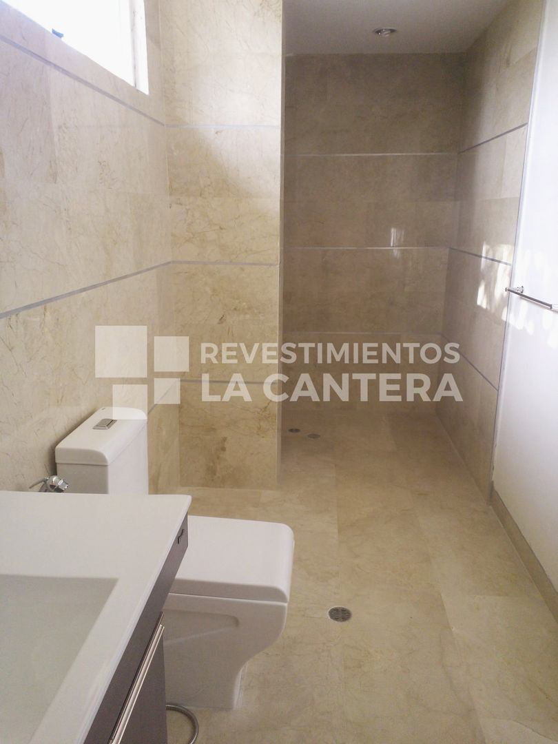 Pisos de Mármol Crema Marfil, Revestimientos La Cantera c.a. Revestimientos La Cantera c.a. Modern Bathroom Marble