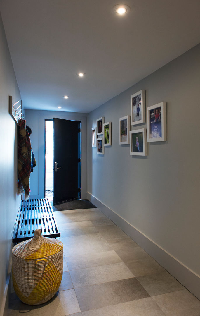 Elgin Loft, Solares Architecture Solares Architecture Modern corridor, hallway & stairs