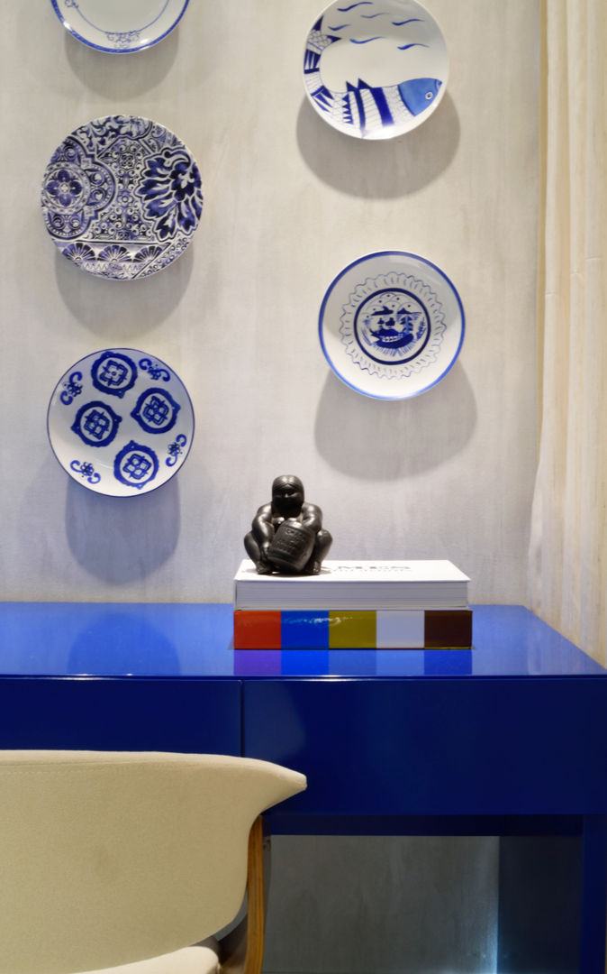 Bancada Studio MAR Arquitetura e Urbanismo Salas de estar modernas MDF azul,pratos,bancada,laca