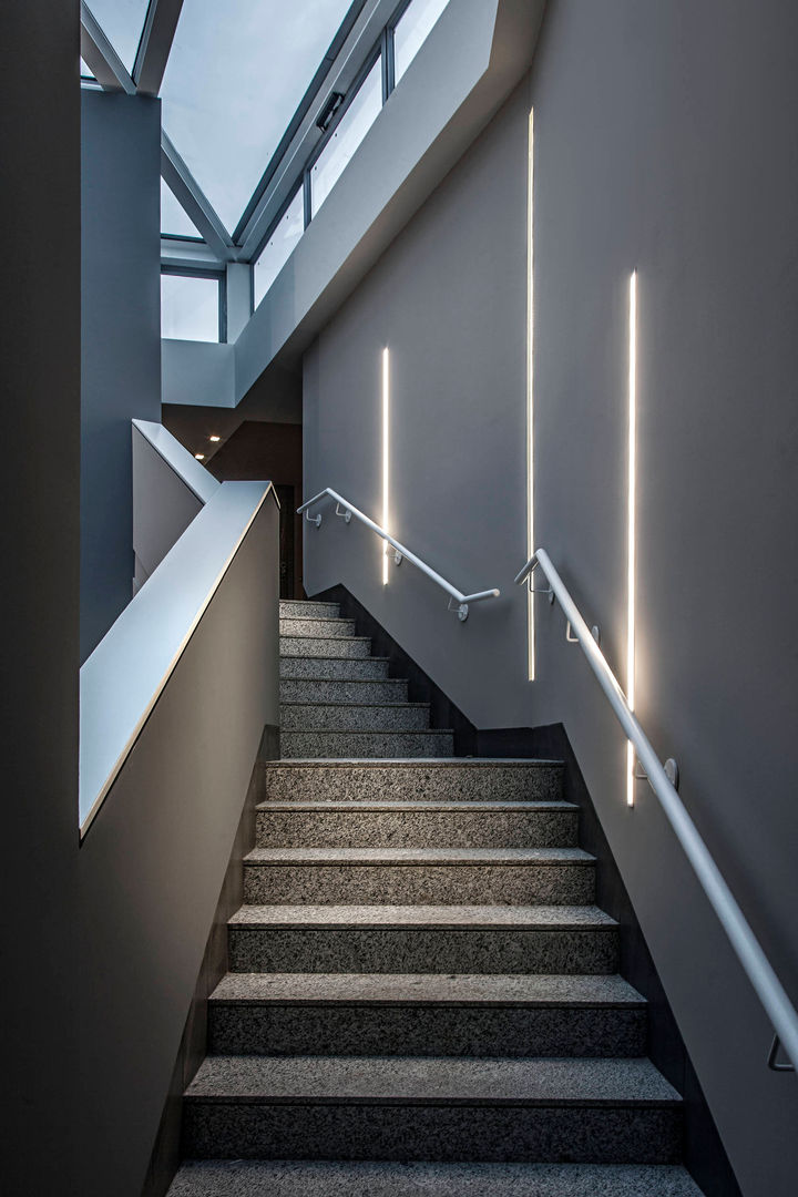 RossiniGroup illumina il nuovo complesso “Residenza La Quercia”, Rossini Illuminazione Rossini Illuminazione Modern corridor, hallway & stairs