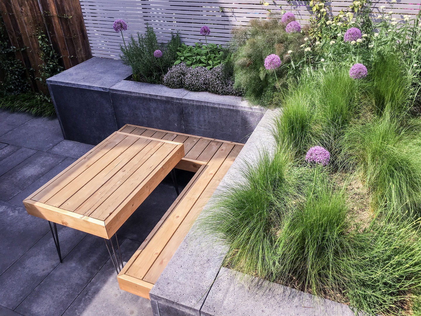 Bespoke Western Red Cedar hairpin leg table and built in floating bench Tom Massey Landscape & Garden Design Modern style gardens