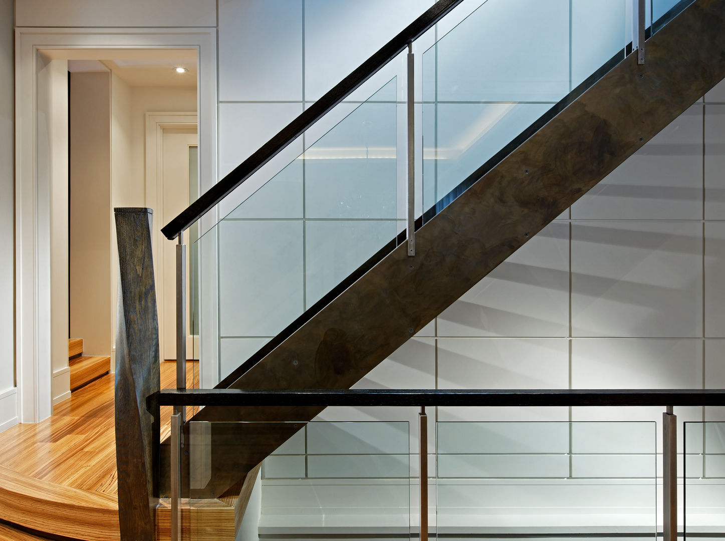 Modern Retreat, Douglas Design Studio Douglas Design Studio Pasillos, vestíbulos y escaleras de estilo moderno