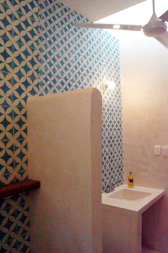 Casa del Aljibe, Quinto Distrito Arquitectura Quinto Distrito Arquitectura Eclectic style bathroom Tiles