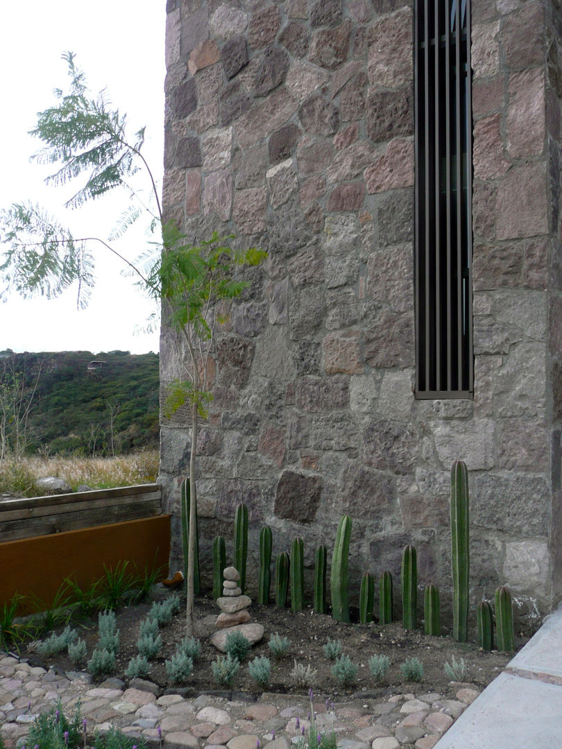 Casa Torre de piedra, Alberto M. Saavedra Alberto M. Saavedra Vườn phong cách chiết trung