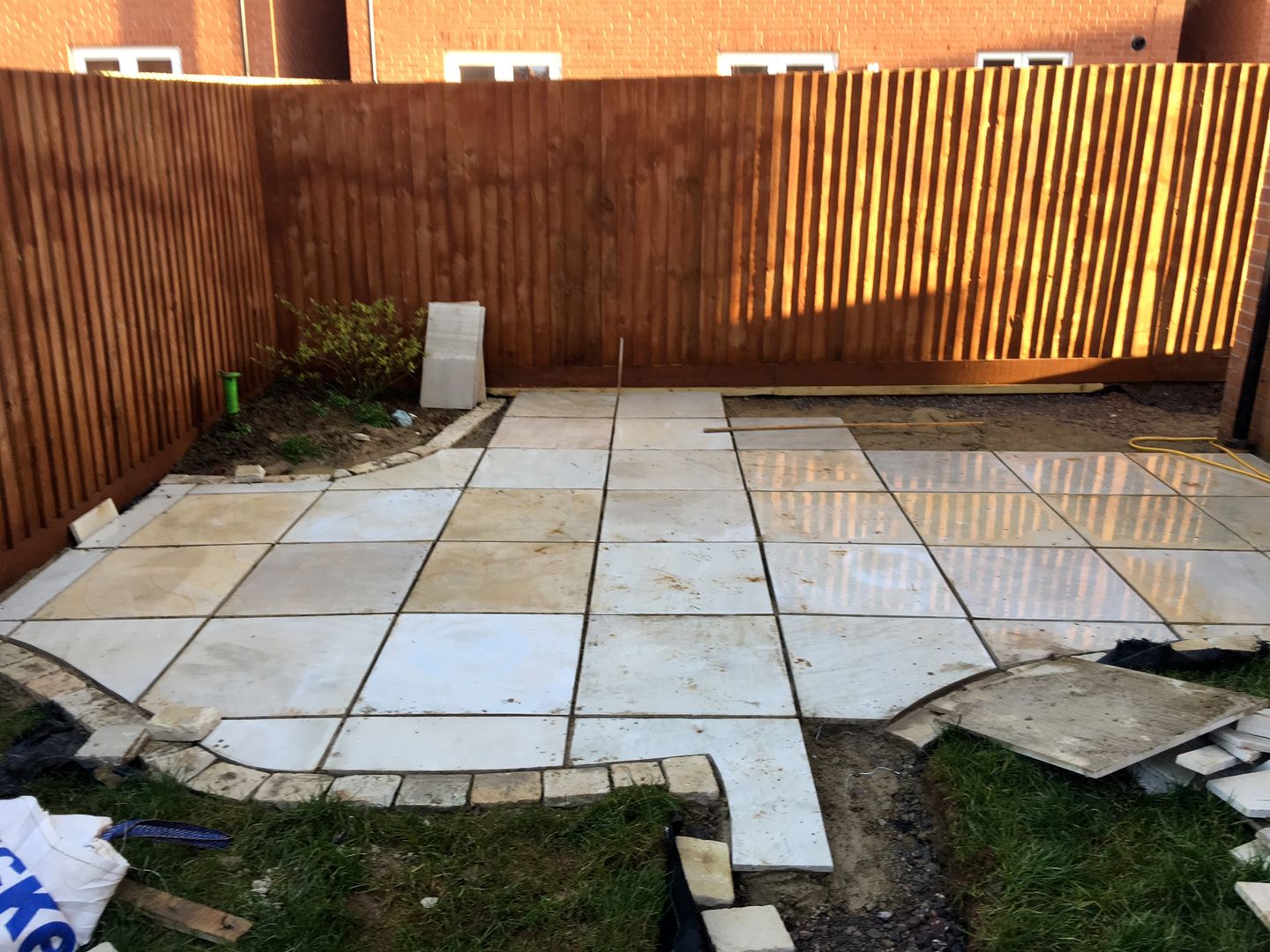 Building the first patio Jane Harries Garden Designs Giardino moderno Piastrelle patio