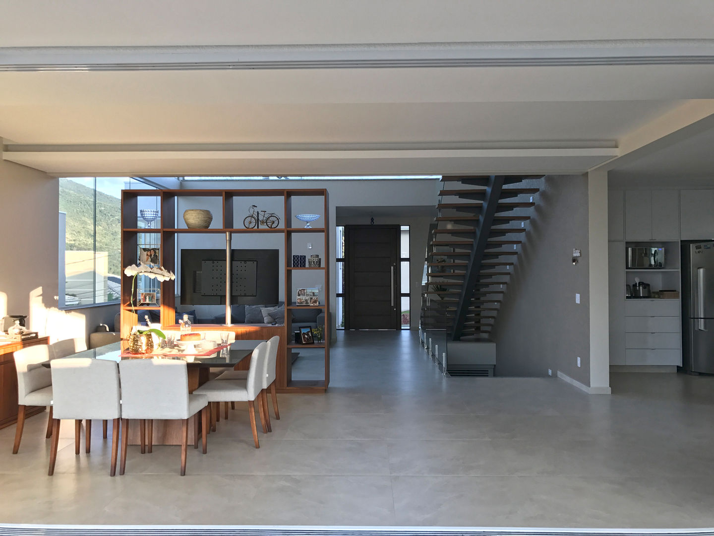 Integração de salas ILHA ARQUITETURA Salas de estar modernas
