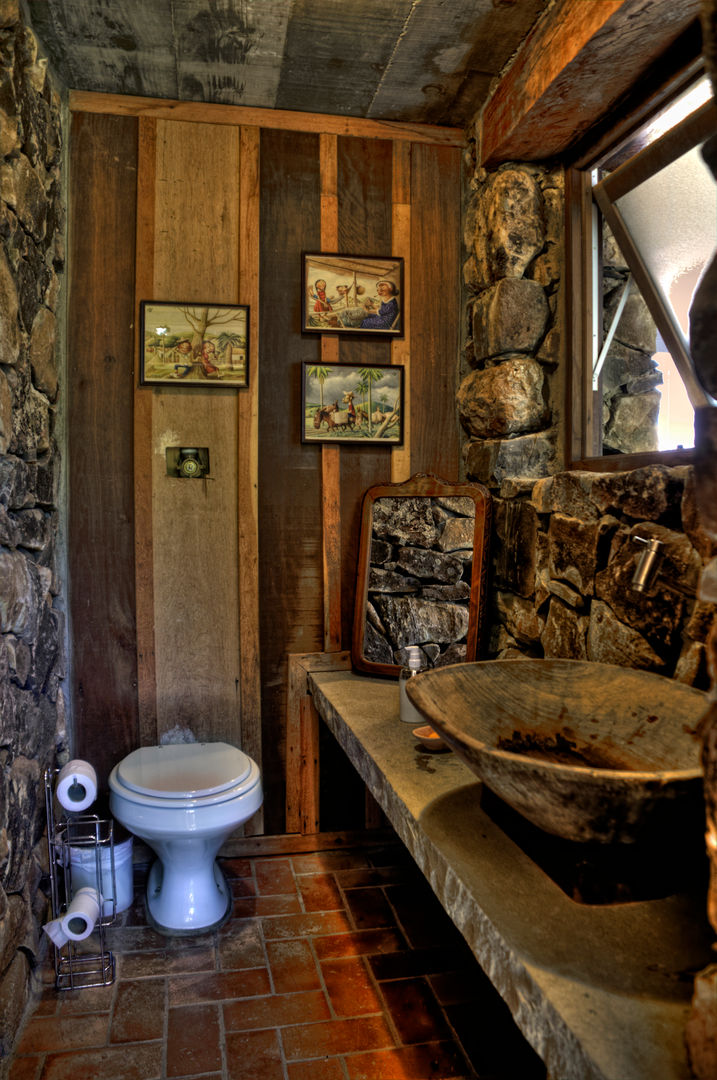 Fazenda Muitos Capões - Ampliação, CABRAL Arquitetos CABRAL Arquitetos Rustic style bathroom Solid Wood Multicolored Sinks