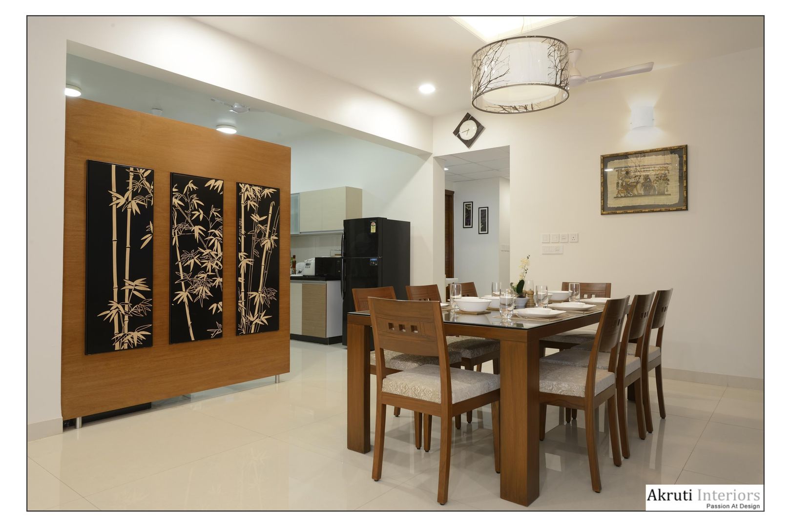 4 Bhk Apartment at Amanora, Pune, Akruti Interiors Pune Akruti Interiors Pune モダンデザインの ダイニング 合板（ベニヤ板） テーブル