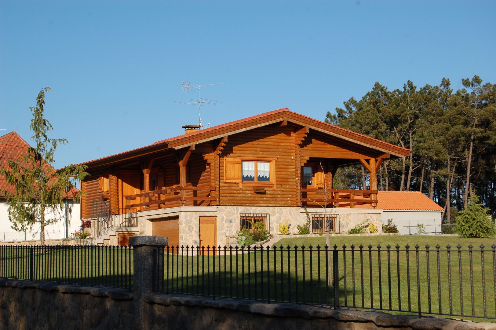 RUSTICASA | 100 projetos | Portugal + Espanha, RUSTICASA RUSTICASA Wooden houses Solid Wood Multicolored