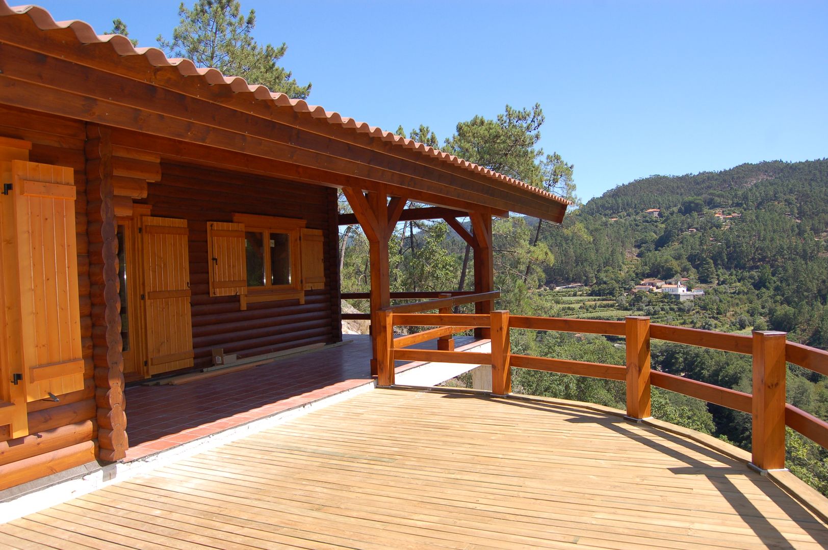 RUSTICASA | 100 projetos | Portugal + Espanha, RUSTICASA RUSTICASA Wooden houses ٹھوس لکڑی Multicolored