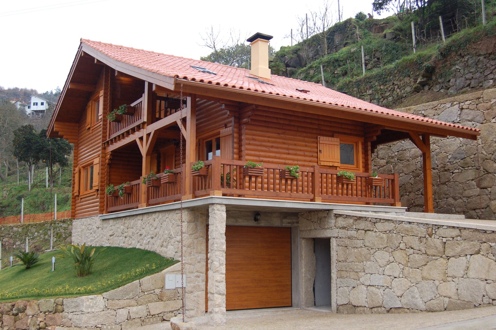 RUSTICASA | 100 projetos | Portugal + Espanha, RUSTICASA RUSTICASA Chalés e casas de madeira Madeira maciça Multi colorido