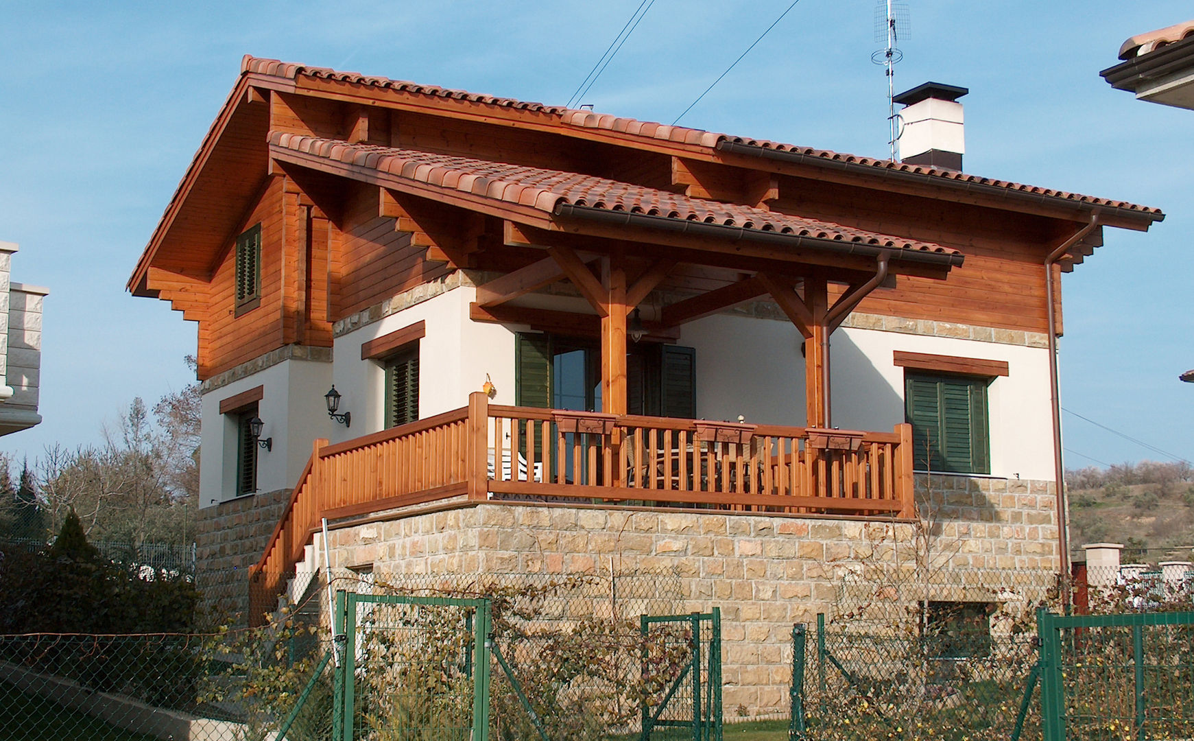 RUSTICASA | 100 projetos | Portugal + Espanha, RUSTICASA RUSTICASA Chalés e casas de madeira Madeira maciça Multi colorido