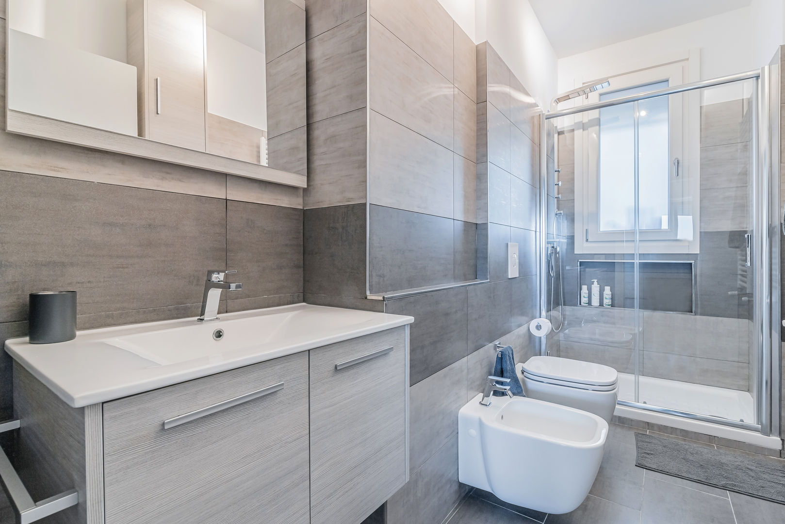 Ristrutturazione appartamento di 82 mq a Milano, San Siro, Facile Ristrutturare Facile Ristrutturare Modern bathroom