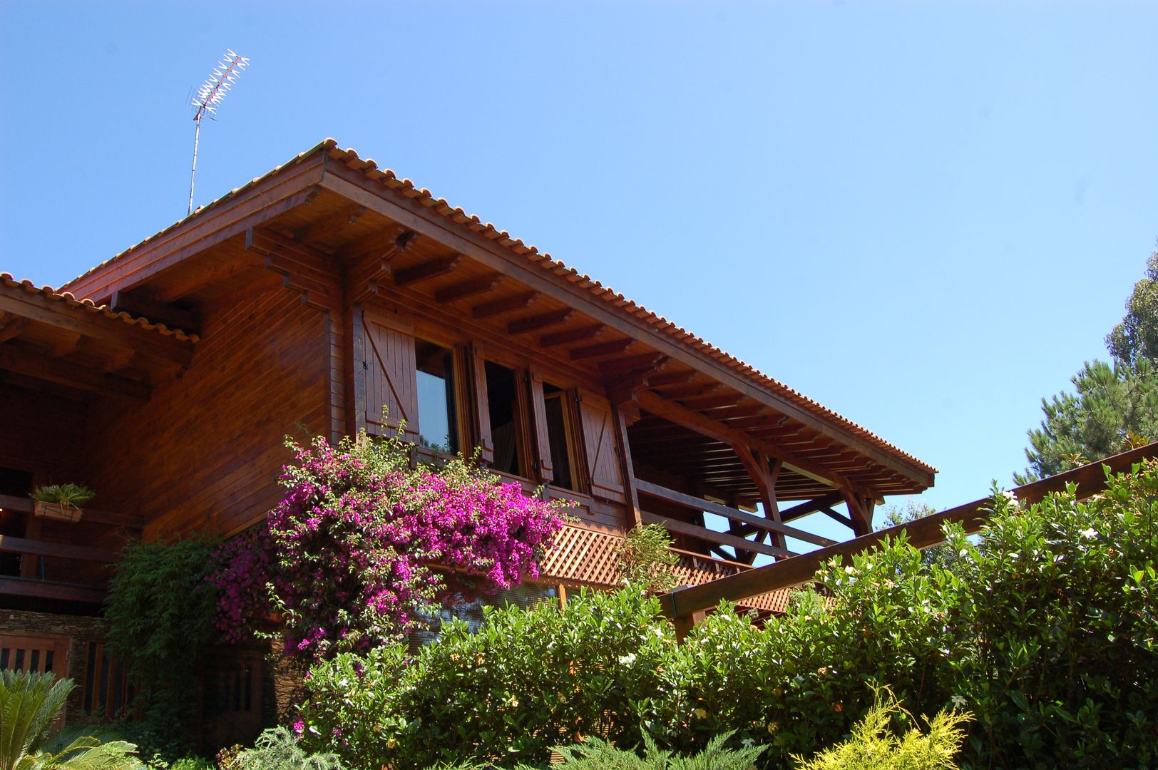 RUSTICASA | 100 projetos | Portugal + Espanha, RUSTICASA RUSTICASA Wooden houses ٹھوس لکڑی Multicolored