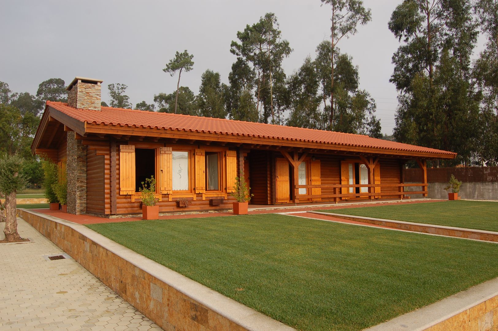 RUSTICASA | 100 projetos | Portugal + Espanha, RUSTICASA RUSTICASA Casas de madera Madera maciza Multicolor