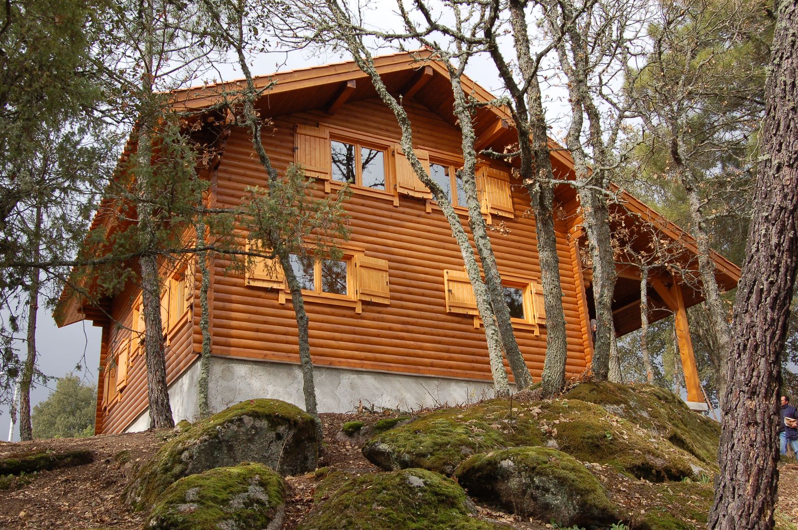 RUSTICASA | 100 projetos | Portugal + Espanha, RUSTICASA RUSTICASA Nhà gỗ Than củi Multicolored