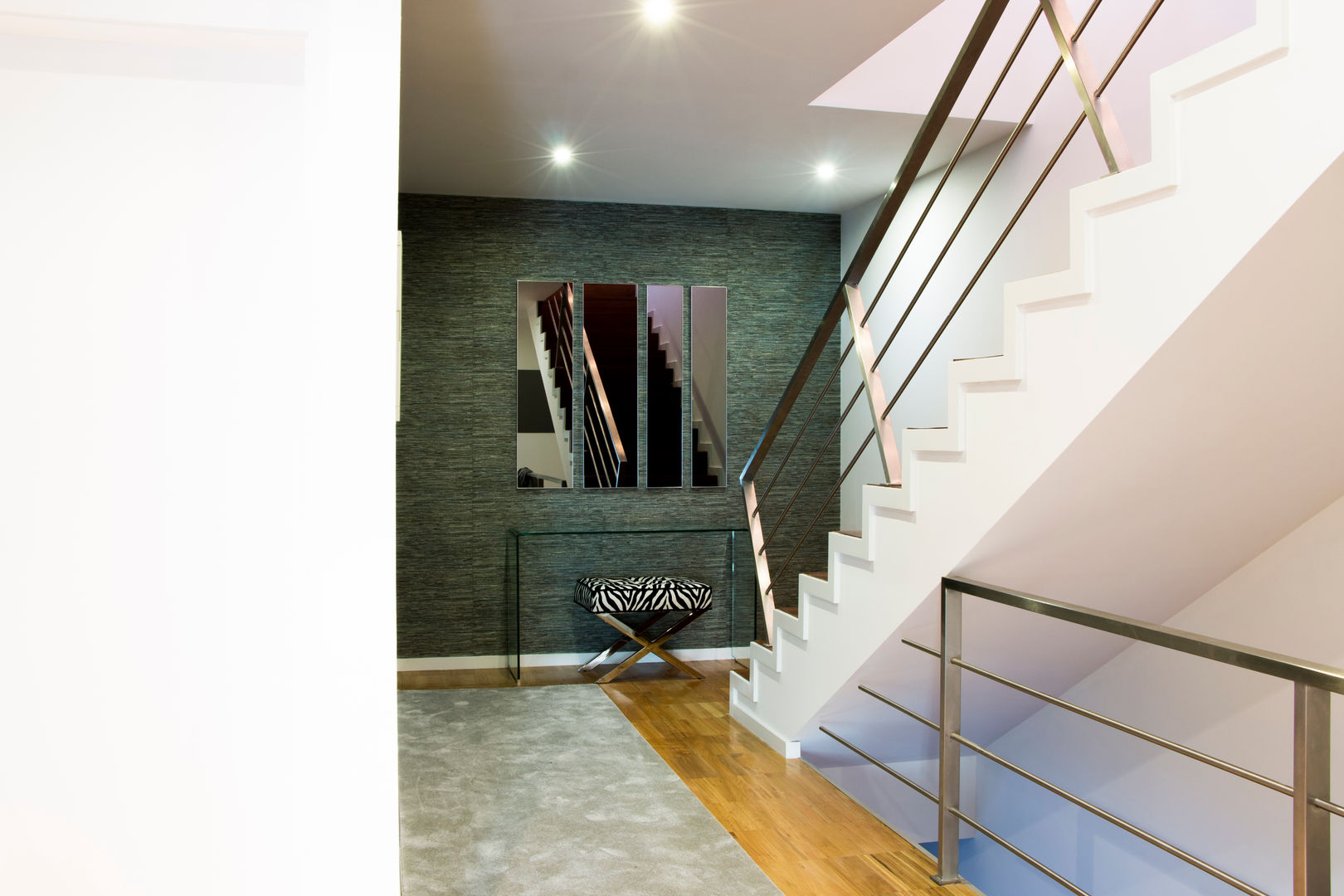 Design de interiores em apartamento de sonho , Grupo HC Grupo HC Pasillos, vestíbulos y escaleras de estilo moderno