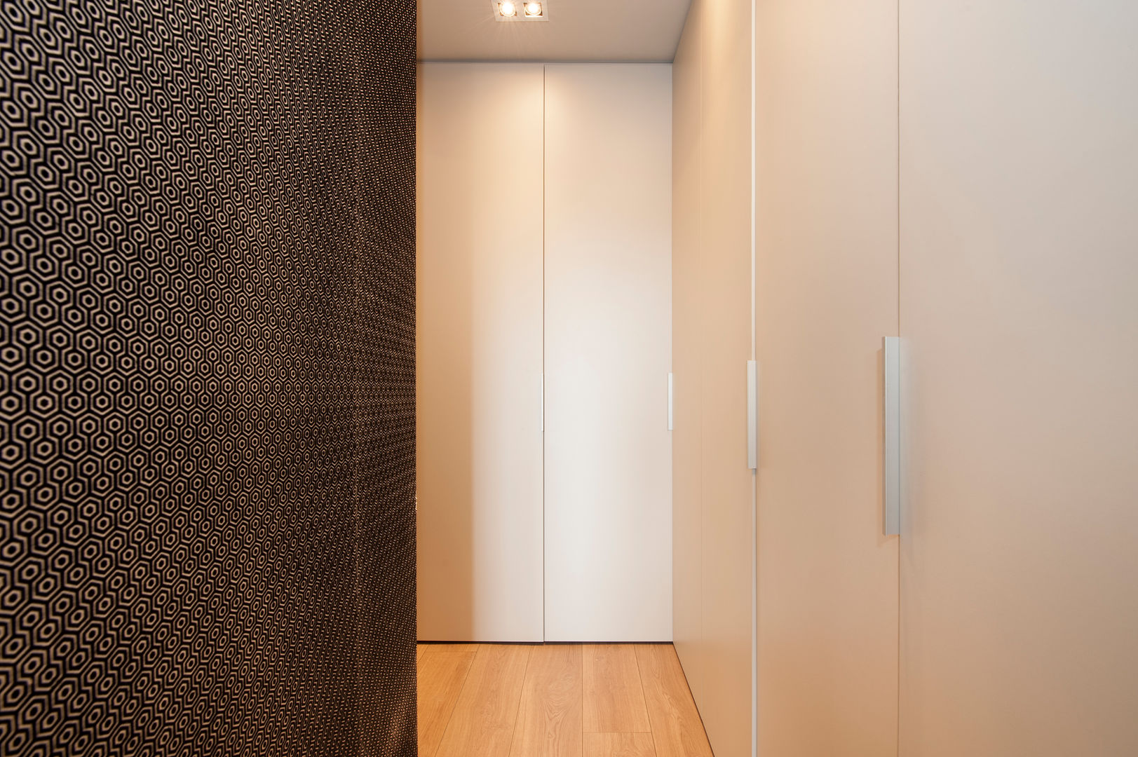 homify Corredores, halls e escadas modernos