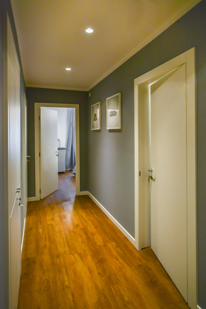homify Modern corridor, hallway & stairs Wood Wood effect Lighting