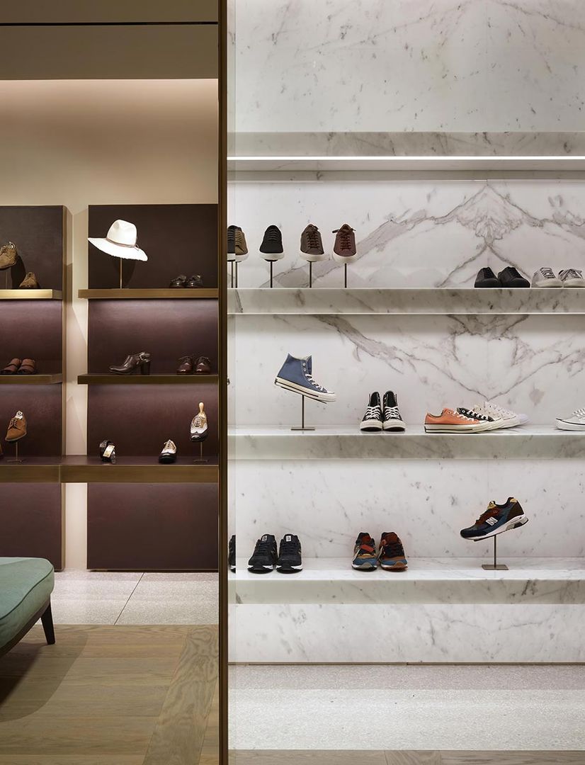 Giuseppe Bartoli shoes showroom roberto lazzeroni Spazi commerciali giuseppe bartoli,roberto lazzeroni,showroom,design,forte dei marmi,parquet,seminato di marmo,marmo calacatta,noce americano,american valnut,flexform,mood,Negozi & Locali commerciali