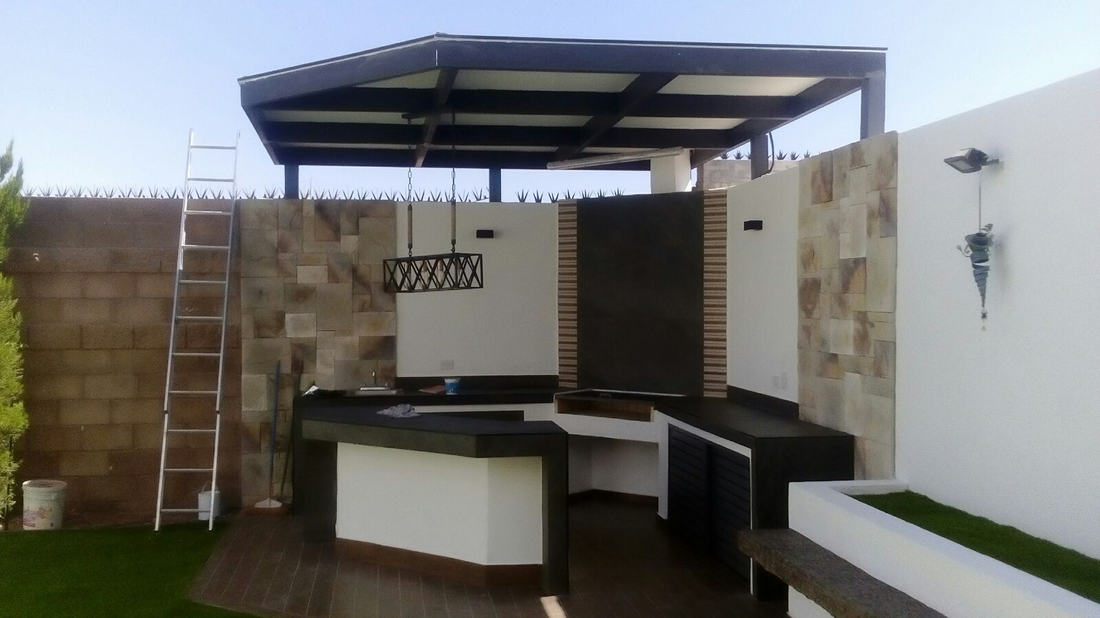 Ultimos detalles homify Jardines modernos patio,asador