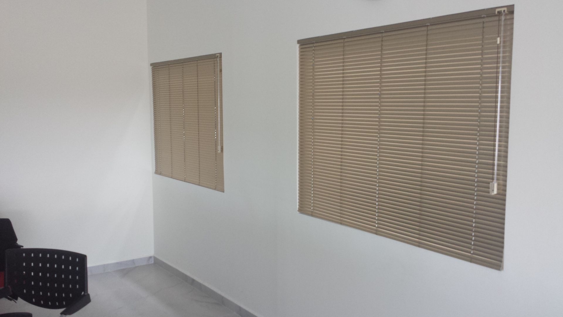 Persianas Horizontales de Aluminio, ARDUZZ Decoracion ARDUZZ Decoracion Nowoczesne domowe biuro i gabinet