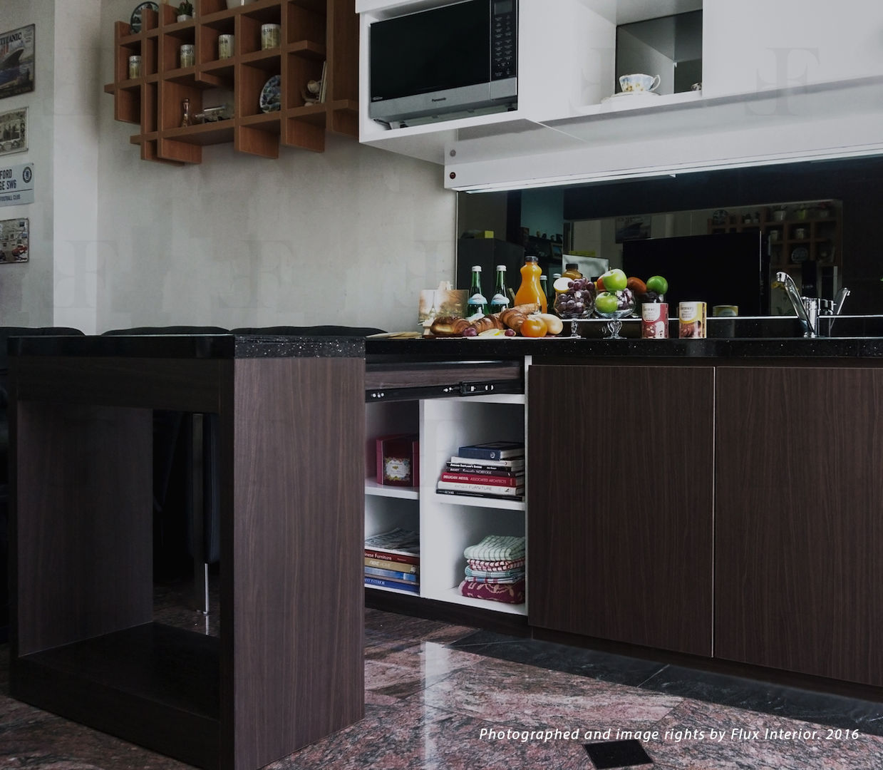 Multifunctional Modern Kitchen for Royal Mediterania Garden Residences Apartment, Flux Interior Flux Interior 모던스타일 주방 합판 캐비닛 & 선반