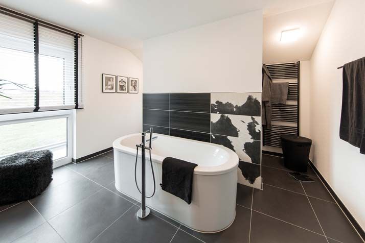 homify Modern bathroom