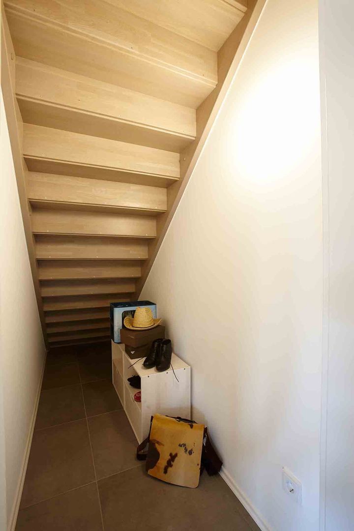 NEO 312 - Cleverer Stauraum unter der Treppe homify Moderner Flur, Diele & Treppenhaus Einfamilienhaus,Fertighaus,Stauraum,Musterhaus,Treppe,fertighausbau,holzbauweise,fertighäuser