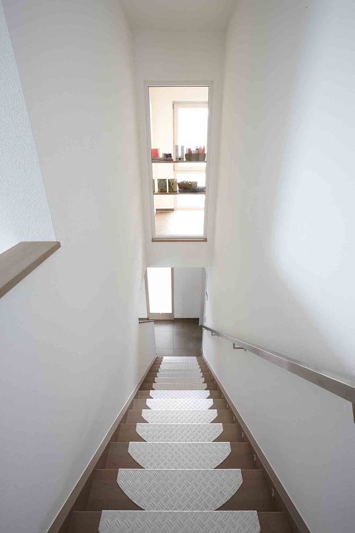 NEO 312 - Geradläufige Treppe mit Blick ins Badezimmer homify Moderner Flur, Diele & Treppenhaus Einfamilienhaus,Fertighaus,Treppe,Badezimmer,Flur,Musterhaus,fertighausbau,holzbauweise