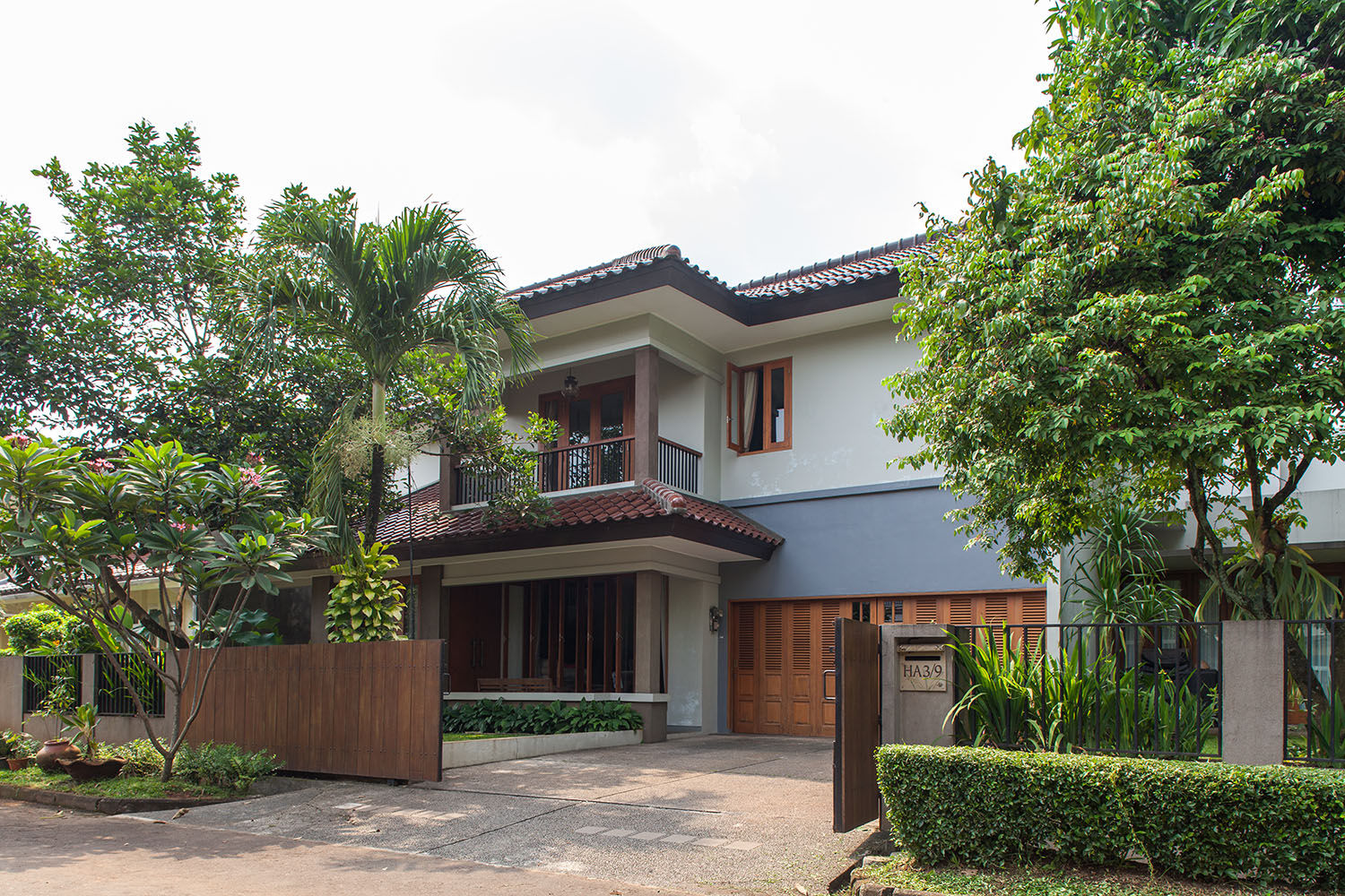 - homify Rumah Tropis Batu Bata