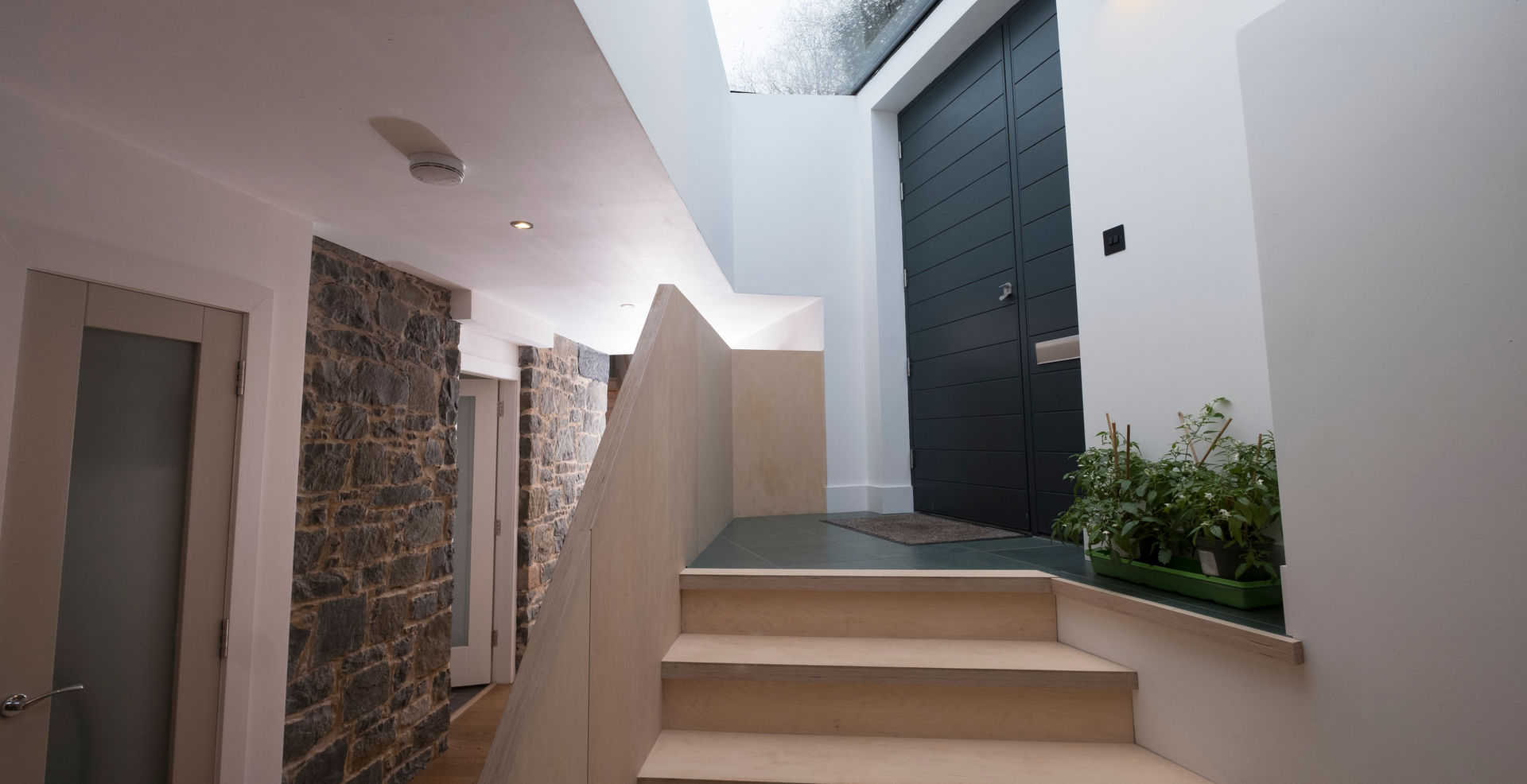 Our bespoke Plywood entrance staircase with rooflight over Woodside Parker Kirk Architects Escaleras Contrachapado Escaleras