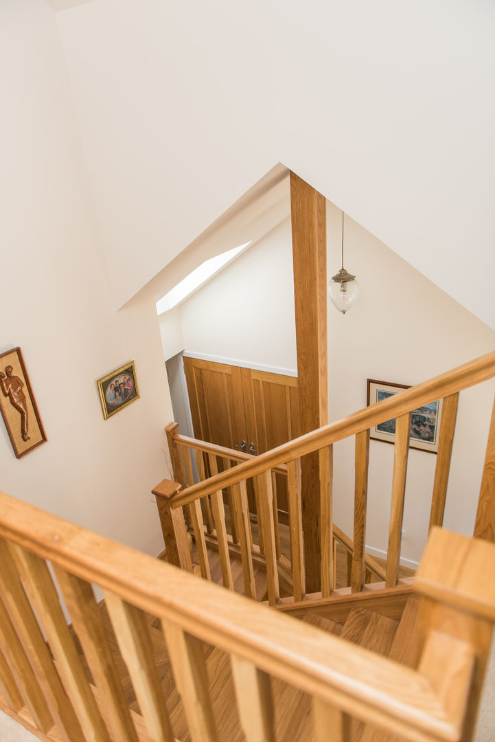 Entrance hallway and traditional staircase Woodside Parker Kirk Architects البلد، لقب، الرواق، رواق، &، درج خشب Wood effect staircase,timber,rooflight,traditional,farmhouse,rural,countryside