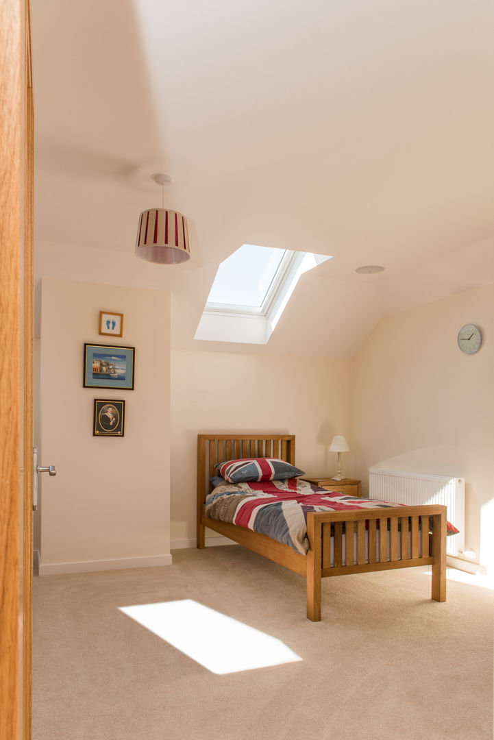 Natural light floods into the guest bedrooms via rooflights Woodside Parker Kirk Architects غرفة نوم ديكورات واكسسوارات