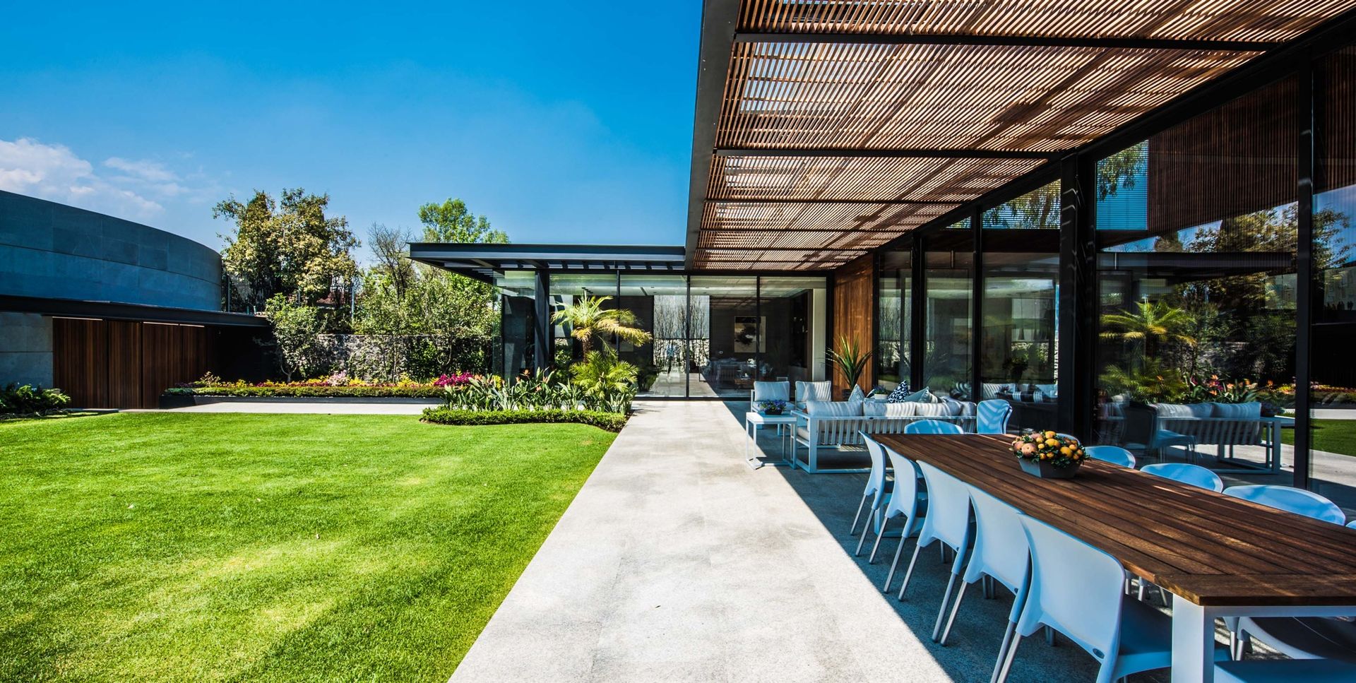 Terraza ARQUITECTUM Balcones y terrazas de estilo moderno Madera Acabado en madera