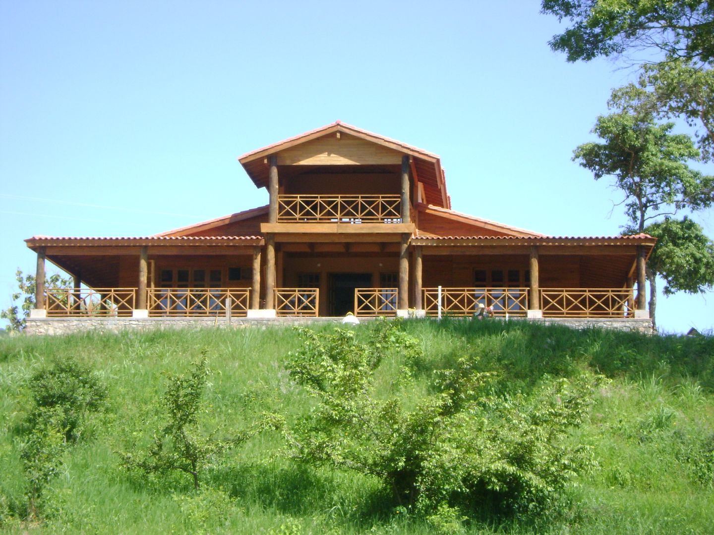 ALGUNAS DE NUESTRAS CONSTRUCCIONES REALIZADAS, Casas y cabañas de Madera -GRUPO CONSTRUCTOR RIO DORADO (MRD-TADPYC) Casas y cabañas de Madera -GRUPO CONSTRUCTOR RIO DORADO (MRD-TADPYC) Classic style houses