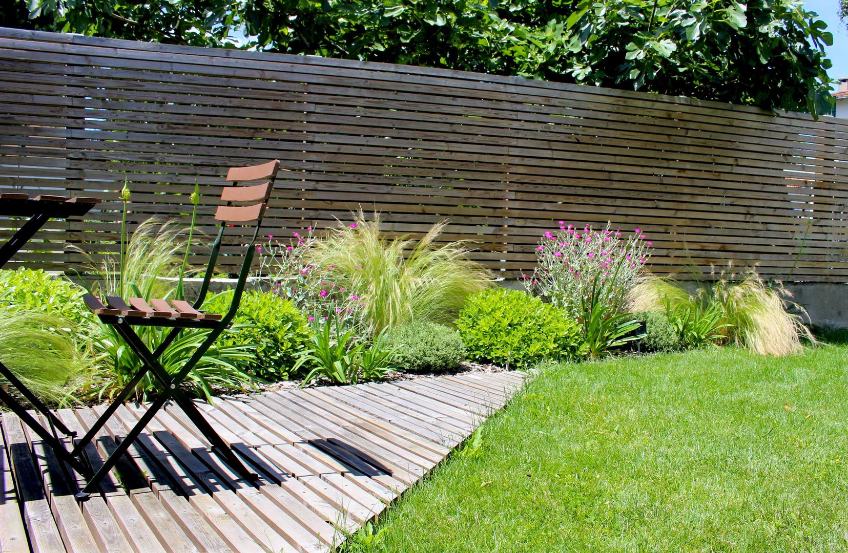 Terrasse et massif Constans Paysage Jardin moderne bois,jardin,claustra,terrasse,original,contemporain,clôture occultante,brise vue,gazon,plein soleil,massif fleuri