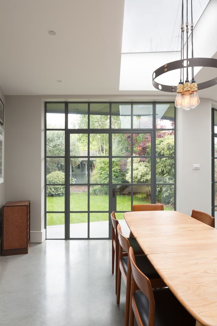 Dining room Fraher and Findlay غرفة السفرة dining room,garden view,lawn,crittall windows,crittall doors,glass walls,pendant lighting,minimalist,white,light wells,polished concrete,contemporary