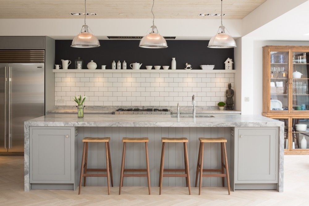 Kitchen Fraher and Findlay Moderne Küchen kitchen,breakfast bar,island,light,parquet,pendant lighting,white kitchen,open living,wooden stools,marble worktop,white tiles,block colours