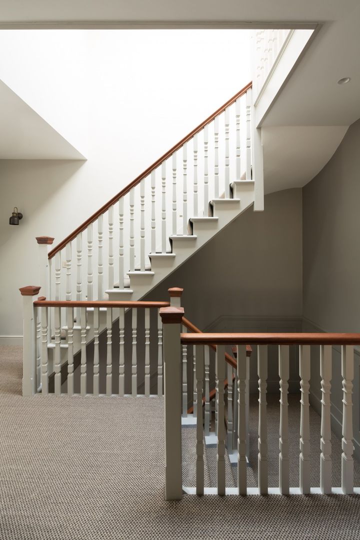 Stairway Fraher and Findlay Hành lang, sảnh & cầu thang phong cách tối giản light well,staircase,landing,pastel,natural light,star gazing,traditional,minimalist,pastel colours,ballistrade,white,wooden rail