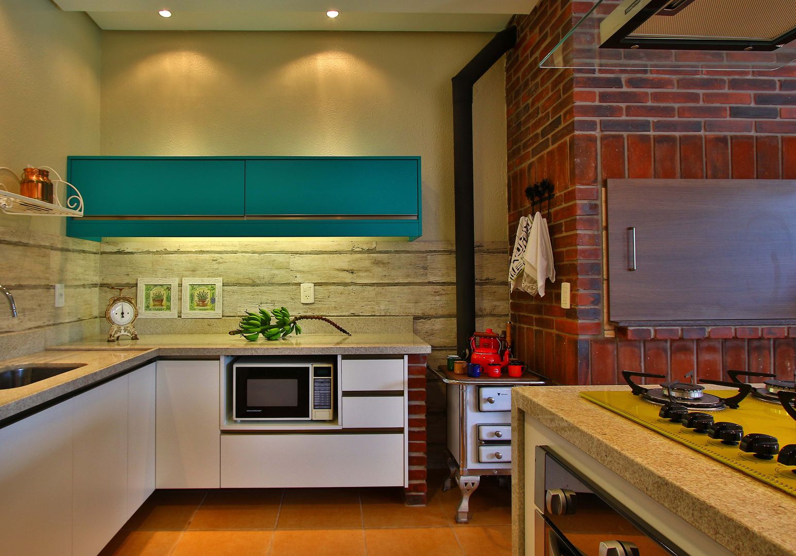 Cozinha Gourmet, Recyklare Projetos de Arquitetura , Restauro & Conservação Recyklare Projetos de Arquitetura , Restauro & Conservação Kitchen Engineered Wood Transparent