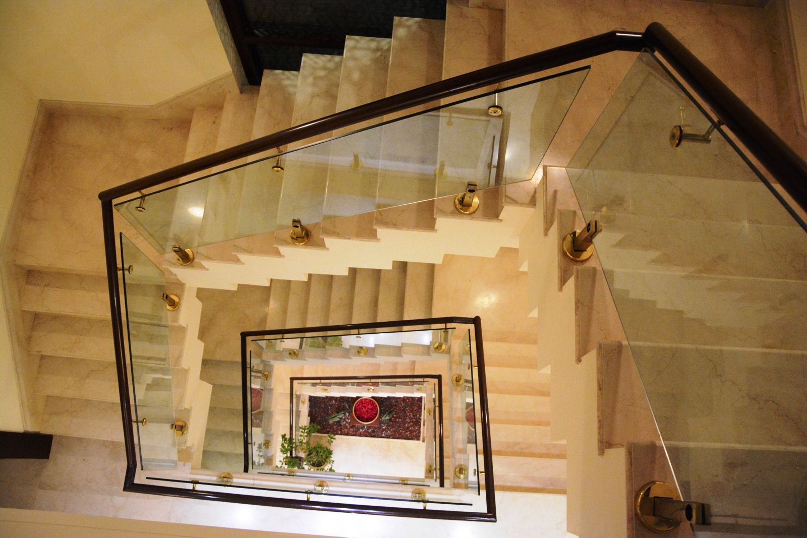 Staircase VB Design Studio 現代風玄關、走廊與階梯