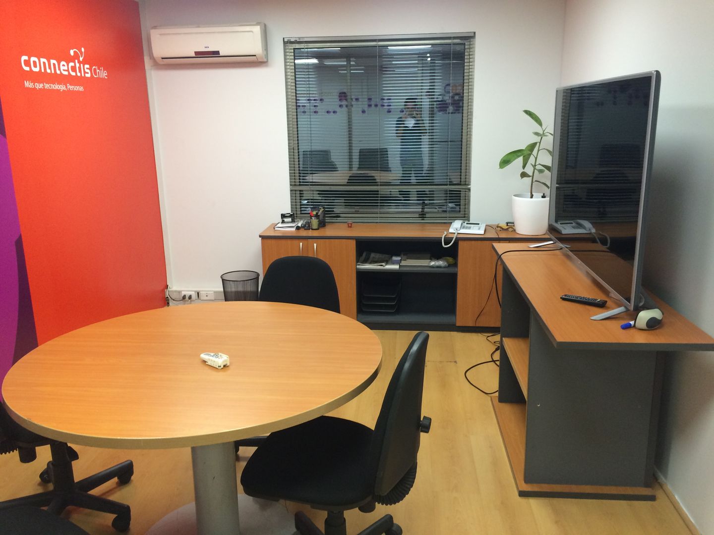 Remodelación Oficinas Connectis Santiago, Super A Studio Super A Studio Espacios comerciales Madera Acabado en madera Oficinas y tiendas