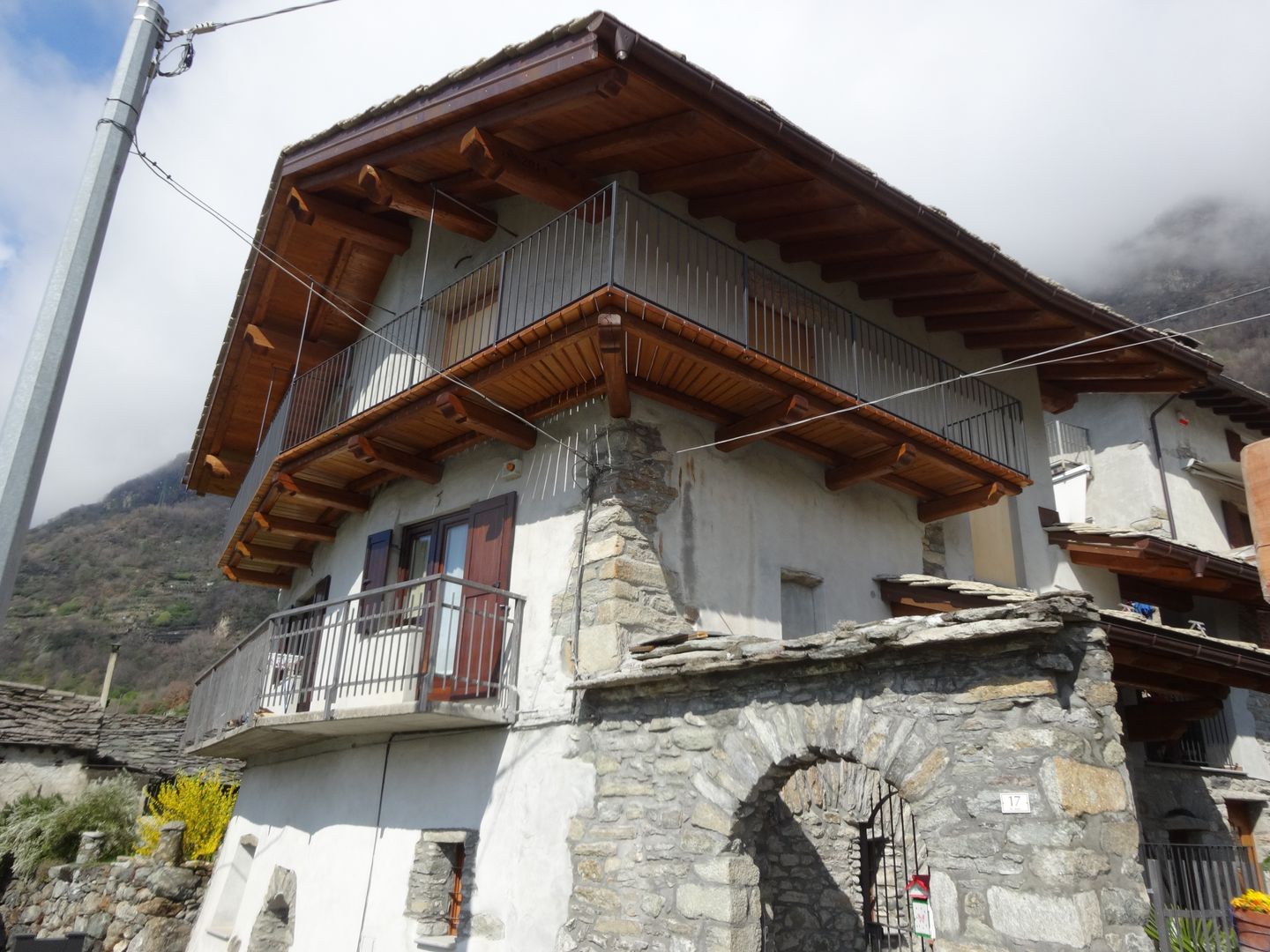 balconata e scala interna in legno, Mobili Pellerej di Pellerej Massimo Mobili Pellerej di Pellerej Massimo ラスティックな 家 無垢材 多色