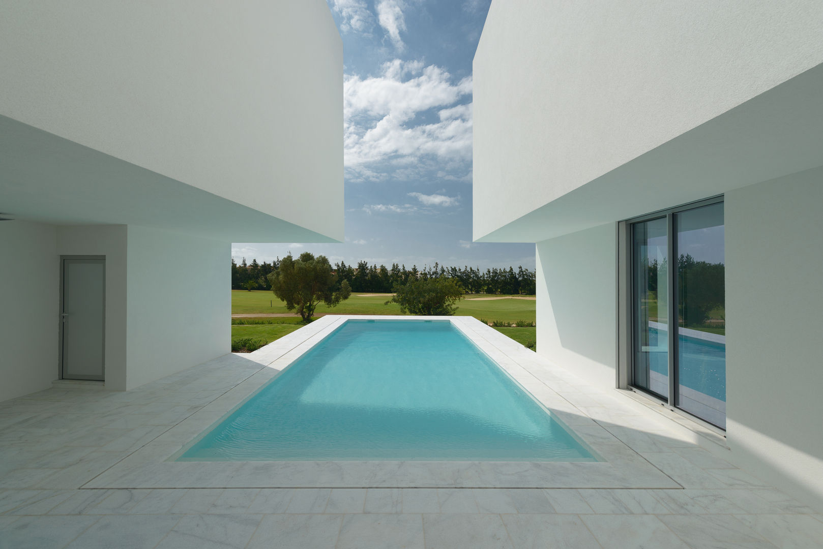 Habitações unifamiliares modernas na natureza, Corpo Atelier Corpo Atelier Piscinas de estilo moderno