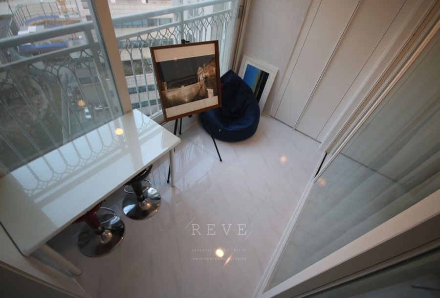 [신혼집인테리어] 서울 영등포 대림동 한솔솔파크 아파트인테리어 33PY, 디자인스튜디오 레브 디자인스튜디오 레브 Balcones y terrazas modernos