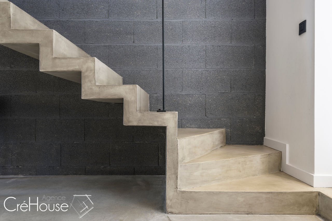 Création d’une maison individuelle avec piscine, Agence CréHouse Agence CréHouse Pasillos, vestíbulos y escaleras modernos