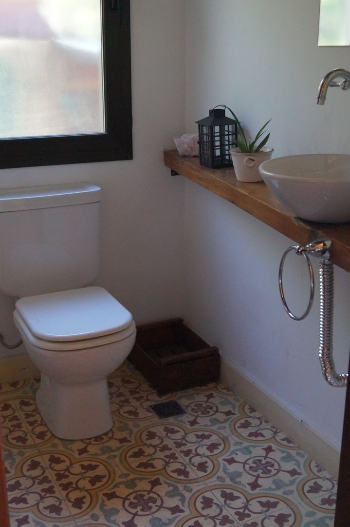 Toalet de servicio Abitar arquitectura Baños de estilo rústico