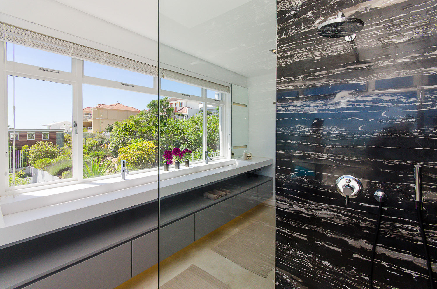 Camps Bay House 1, GSQUARED architects GSQUARED architects Minimalist style bathroom Marble